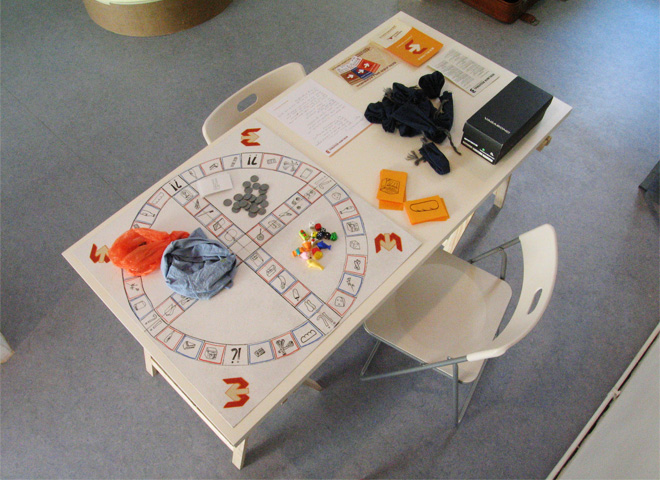 Johannes Burr: KREDIT #1-2 // Ausstellung im arttransponder Berlin 2007 // Ausgabetisch der Regionalwährung 'Der Berliner'