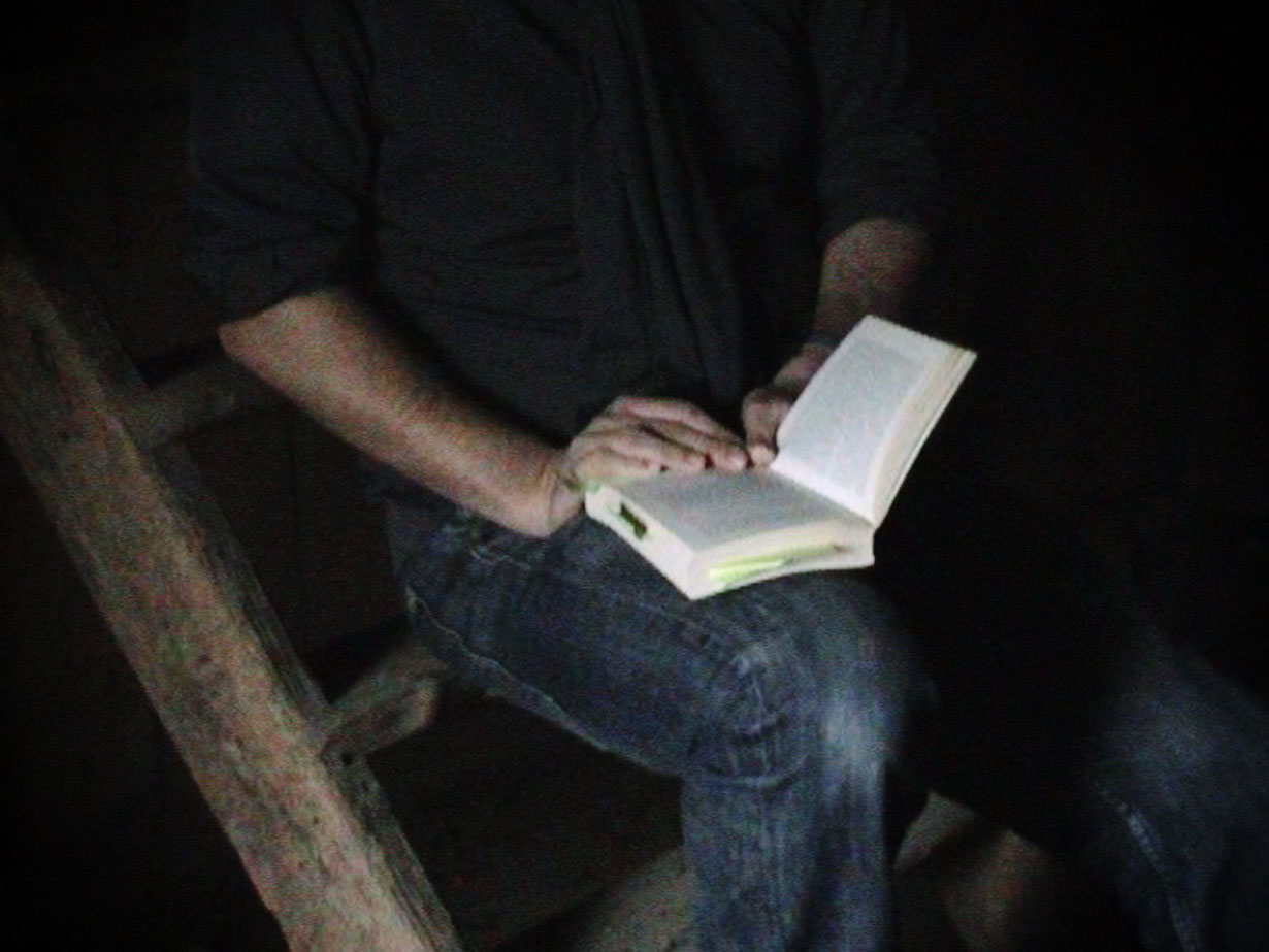 Video-Still aus: KREDIT #7 // Kettenfilm mit Simone Knüppel und Antonio d'Agostino// St. Gallen 2012