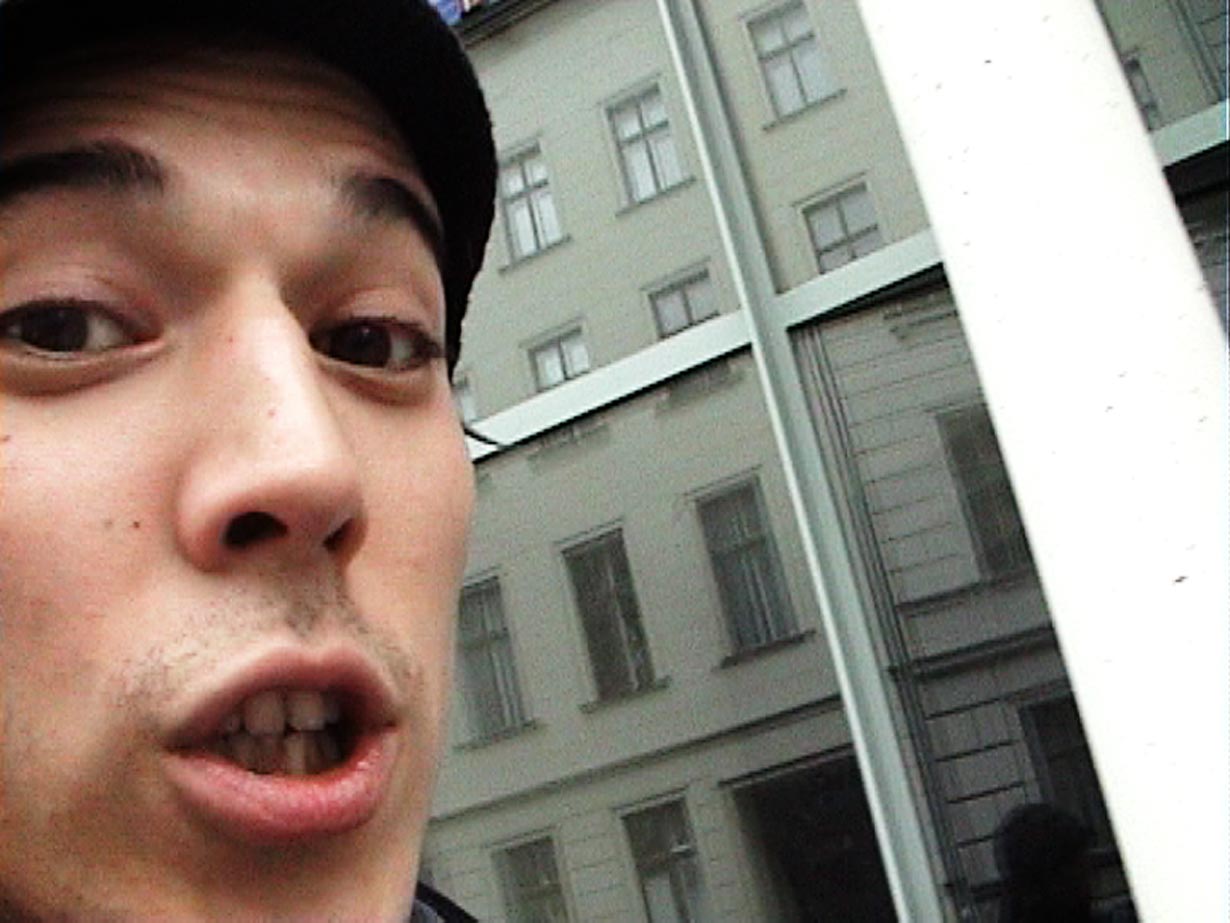 Video-Still aus: KREDIT #2 // Kettenfilm mit Benedikt Lux // Berlin 2007