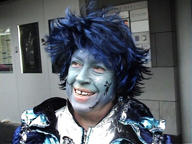 Video-Still aus: KREDIT #7 // Kettenfilm mit Simone Knüppel // St. Gallen 2012