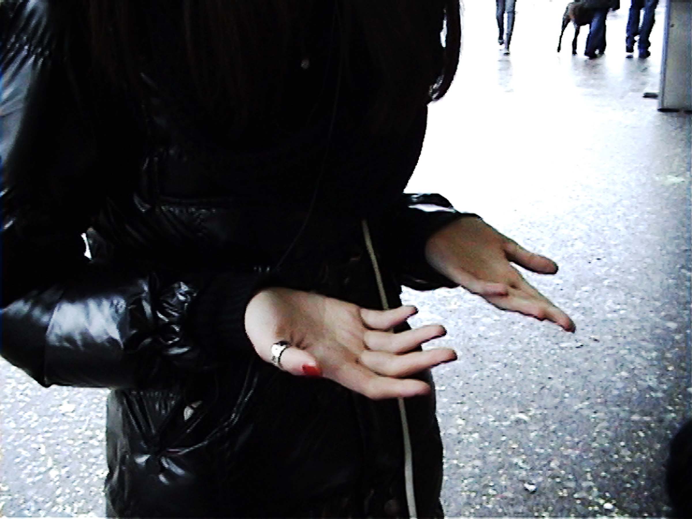 Video-Still aus: KREDIT #7 // Kettenfilm mit Simone Knüppel // St. Gallen 2012