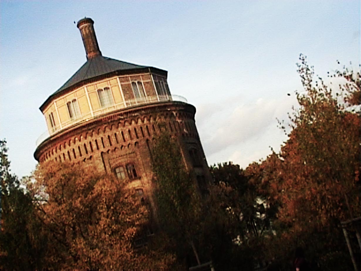 Video-Still aus: KREDIT #1 // Kettenfilm mit Sara Piazza // Berlin 2006