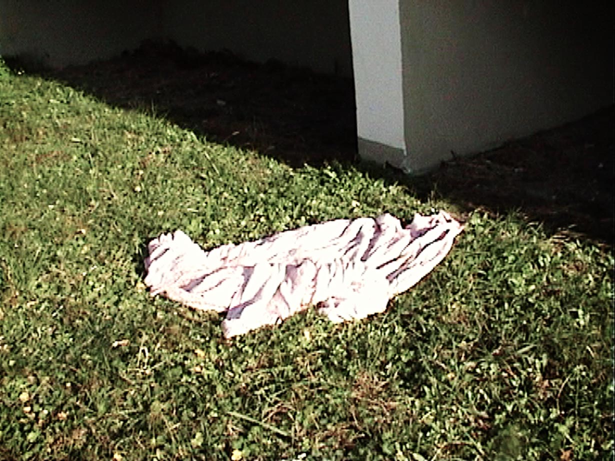 Video-Still aus: KREDIT #1 // Kettenfilm mit Lena Pegel // Berlin 2006